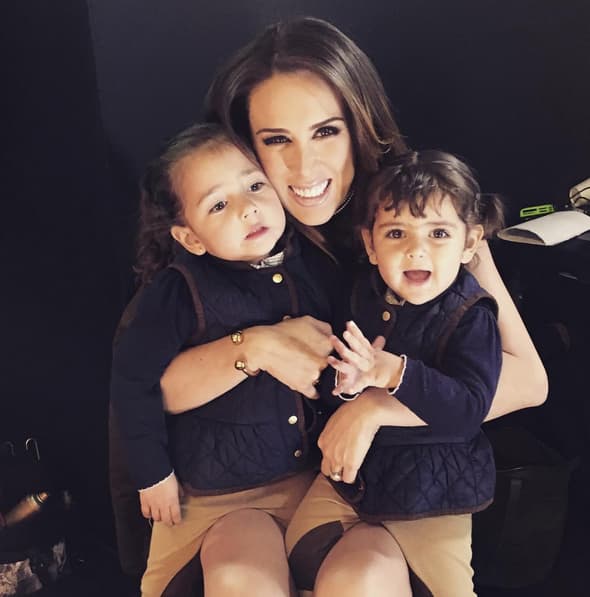 La lindísima 
<b><a href="http://www.univision.com/temas/jacqueline-bracamontes">Jacqueline Bracamontes</a></b> se casó con Martín Fuentes y ya tienen tres hermosas hijas.
