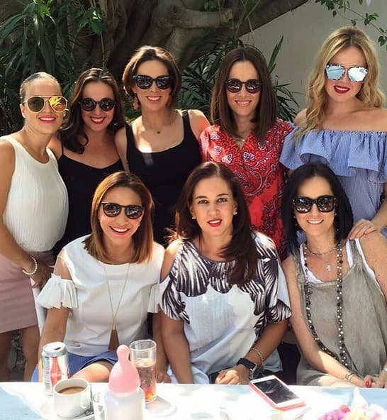 También se la pasó de lujo en su "baby shower" en compañía de sus mejores amigas.