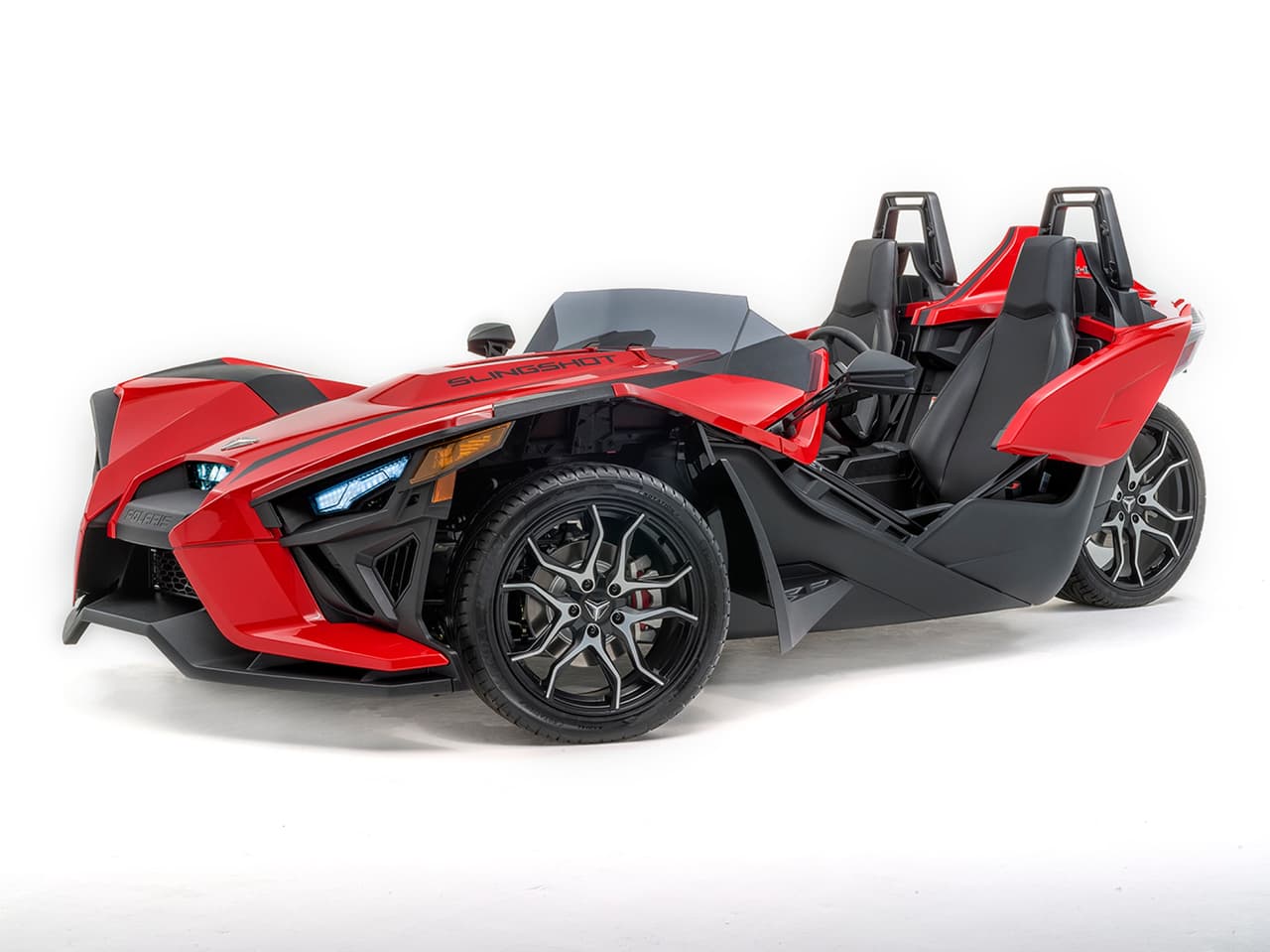 Las ruedas fueron rediseñadas. Las de la versión SL son de aluminio moldeado, mientras que la versión R lleva aluminio forjado.