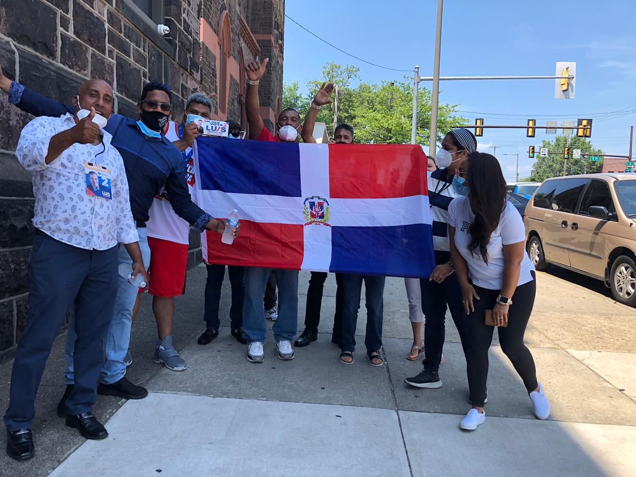 En la ciudad de Filadelfia el proceso transcurrió sin contratiempos y votantes portando banderas y luciendo mascarillas fueron los elementos comunes en varios recintos de votación.