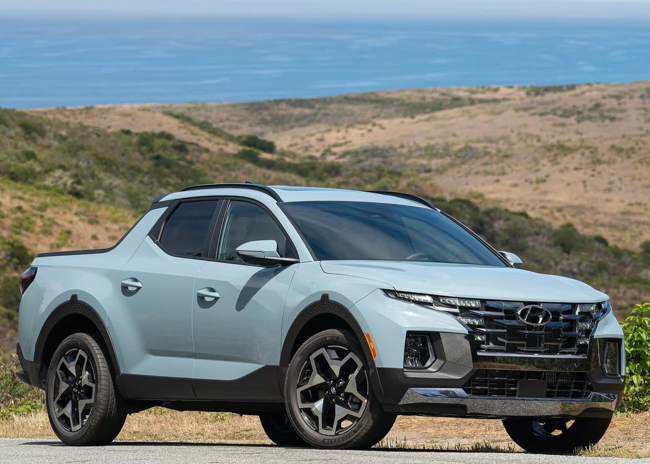 <h3 class="cms-H3-H3"><b>Hyundai Santa Cruz 2022</b></h3>
<br>
<br>La Hyundai Santa Cruz 2022 fue diseñada para quienes viven en zonas urbanas, pero que a la vez buscan aventuras más allá del asfalto. Una nueva opción que logra un balance entre lo que ofrece una SUV y una pickup mediana. En tiempos en que resuenan con fuerza los motores V8 e incluso los V6 con asistencia eléctrica, Hyundai se inclina por dos opciones de cuatro cilindros, a las que hace referencia como “potentes, flexibles y eficientes”. La Hyundai Santa Cruz 2022 fue diseñada por el equipo del fabricante surcoreano en Estados Unidos y será construida en su planta ubicada en Montgomery, Alabama.
<br>
<br>
<b>Relacionado:</b> 
<a href="https://www.univision.com/carros/hyundai-santa-cruz-2022-nueva-pickup-detalles-fotos"><u>Hyundai Santa Cruz 2022: la nueva pickup ‘millennial’ con lo mejor de dos mundos</u></a>