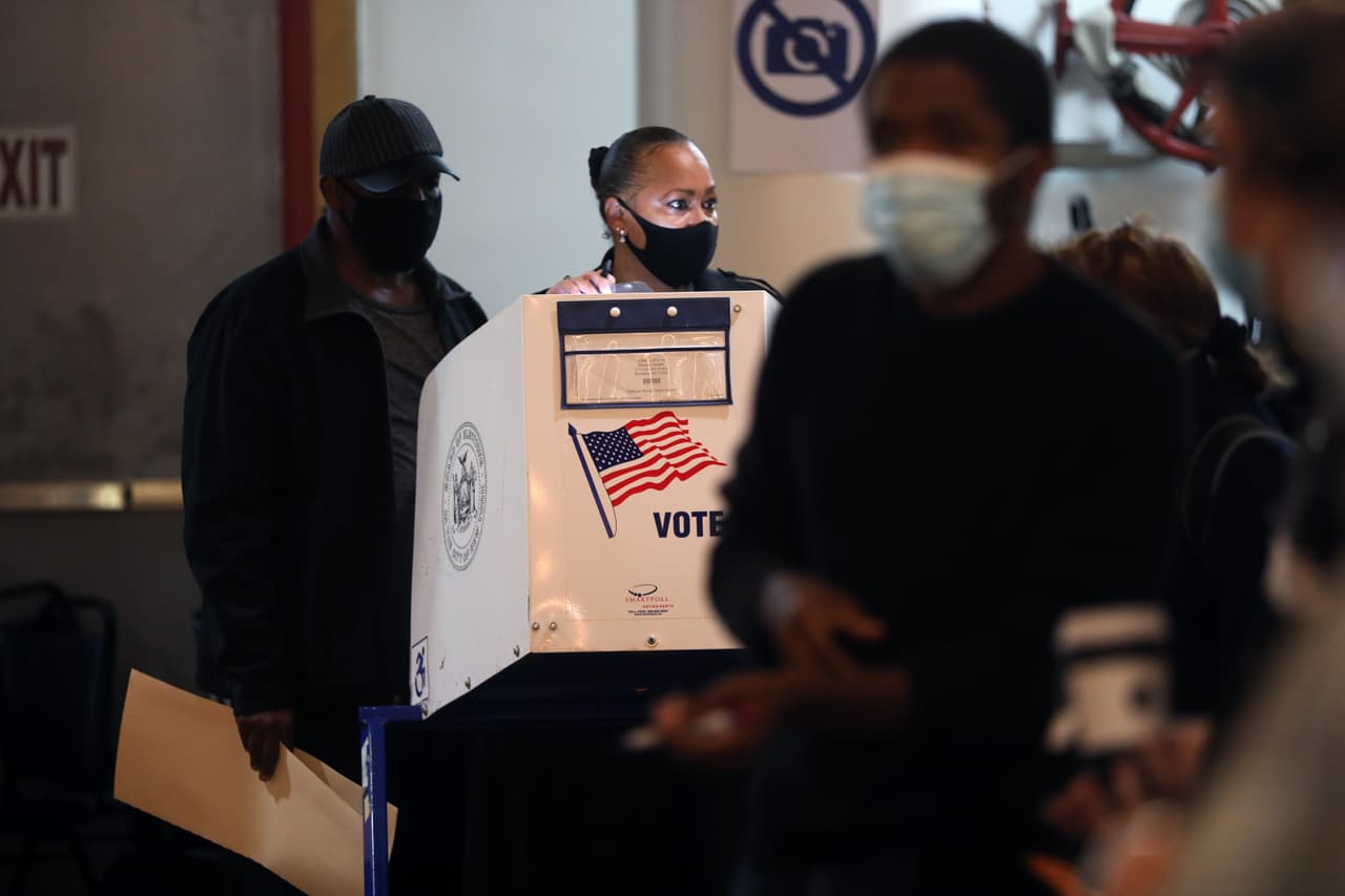 Entre los documentos más comunes que debes presentar están la licencia de conducir, el ID del estado, el pasaporte estadounidense, la tarjeta del Seguro Social, un extracto bancario o una factura de servicios públicos. En la foto, personas votando en el templo Masónico de Brooklyn.