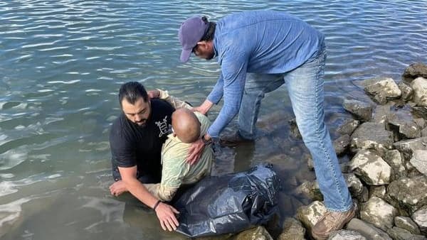 Rescatan a hombre de 67 años cuyo auto cayó al Río Sacramento