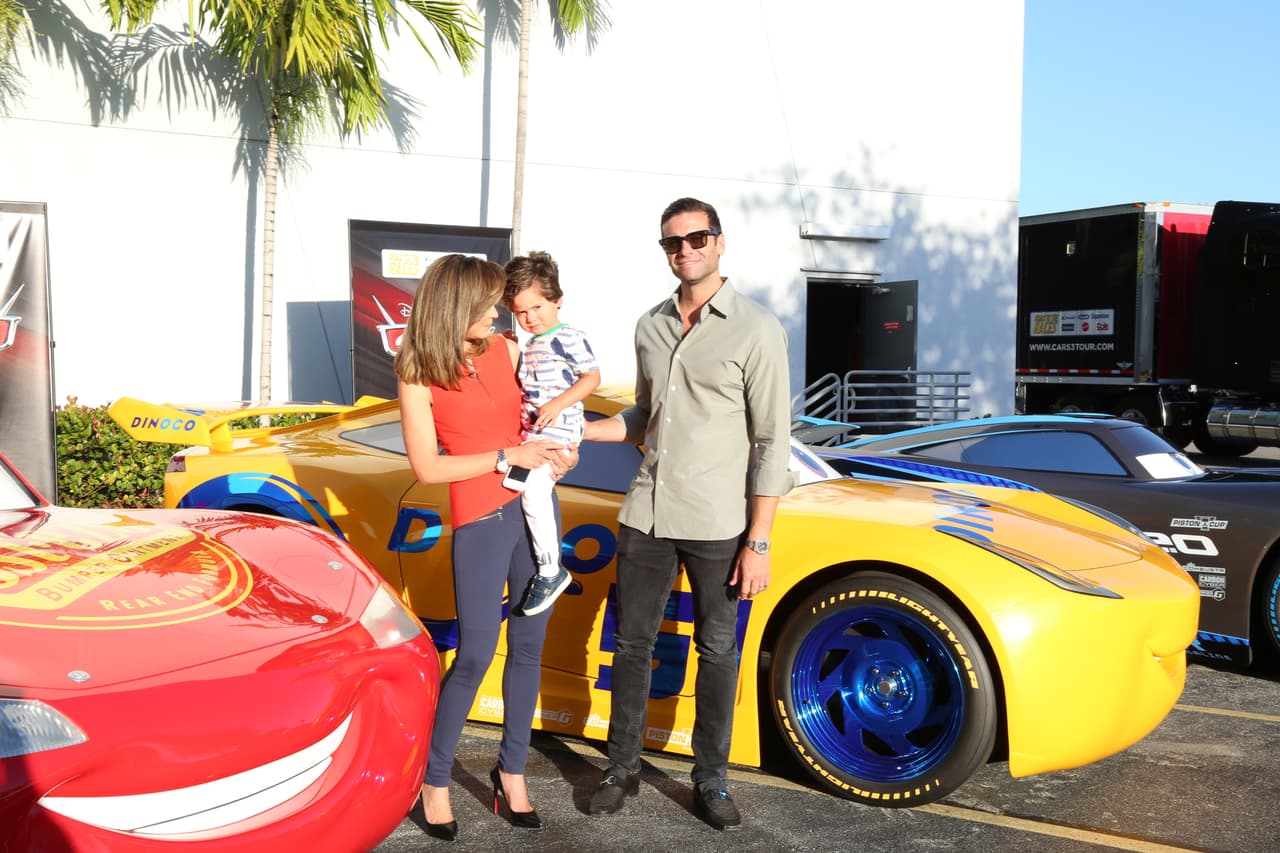 Llegó la hora de ir a la escuela, Bruce no quería dejar a su mamá.