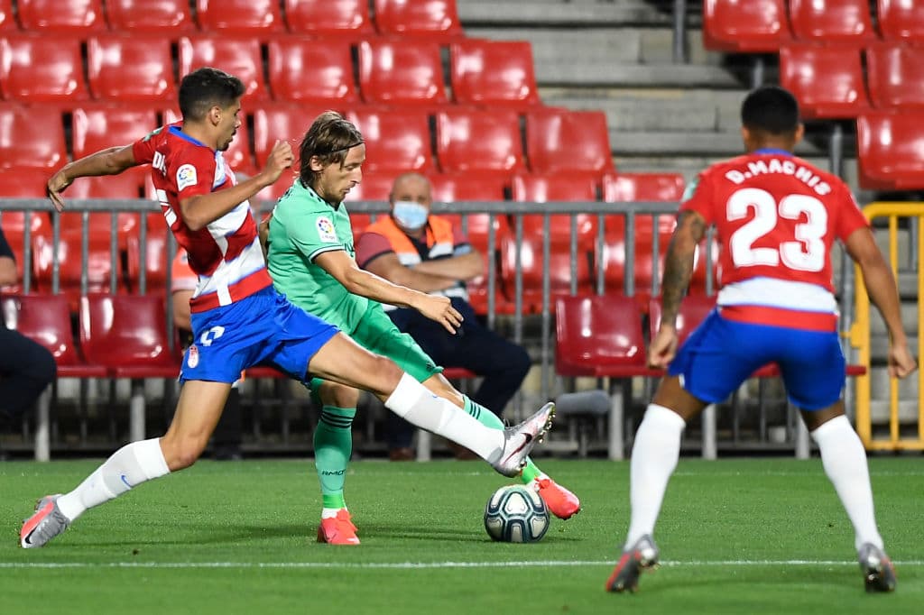 Luka Modric comienza a ser el rey del medio campo y los jugadores del Granada se comienzan a desesperar de no poderle quitar la pelota al croata.