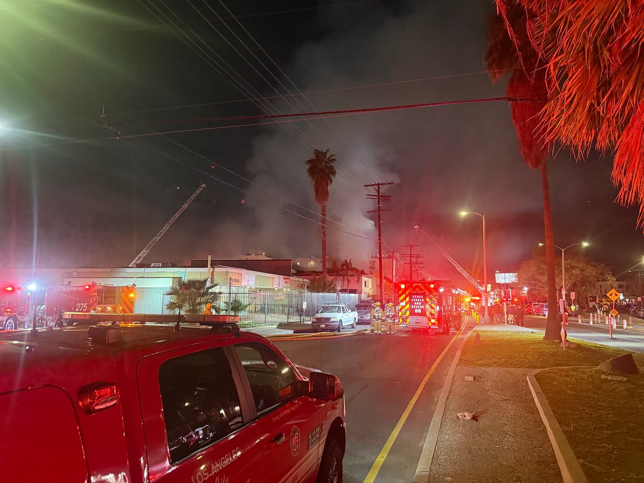 El hallazgo pone fin a tres días de intensa búsqueda por parte del Departamento de Bomberos de Los Ángeles (LAFD), tras un incendio que destruyó la estructura y afectó a un complejo de apartamentos vecino.