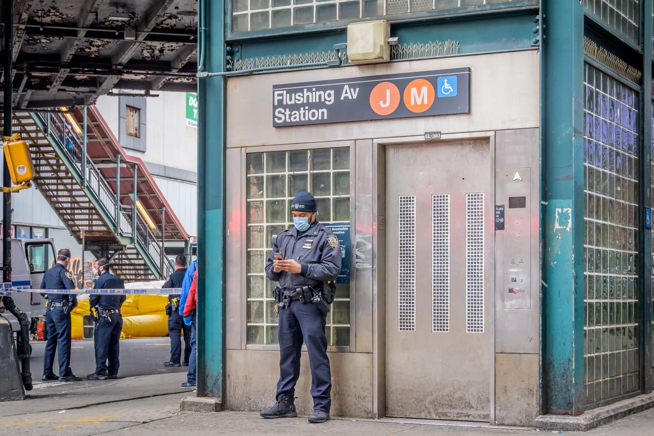 A medida que los ataques y muertes en el metro de la ciudad de Nueva York siguen, el Departamento de Policía informa que, entre el 1 de enero y el 23 de octubre del presente año se reportaron
<b>1,865 delitos</b> en el transporte público de la ciudad, un
<b> aumento del 41.7% frente a los del 2021</b>.
<br>