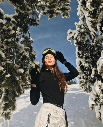 Su hija Hannah tomándose fotos mientras esperaba que su papá descendiera de la montaña.