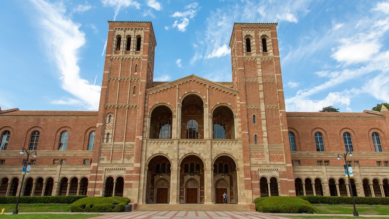 <b>Universidad de California, UCLA (19º a nivel nacional)</b>
<br>
<b>Costo estimado anual sin ayuda financiera: </b>$35,500
<br>
<b>Costo estimado anual con ayuda financiera: </b>$15,700
<br>
<b>% estudiantes obtienen becas: </b>60%
<br>
<b>% graduación:</b> 91%
<br>
<b>Salario promedio anual estimado:</b> $57,600
