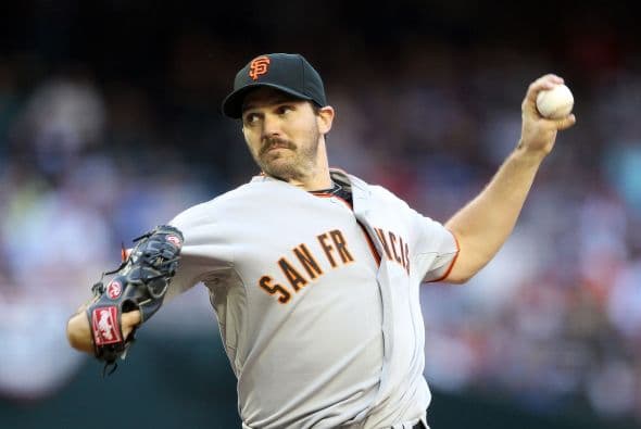 47. BARRY ZITO- El contrato de $126 millones que Zito firmó con los Gigantes de San Francisco en 2006 ha sido el tercer más grande jamás dado a un lanzador. De su trabajo como beisbolista el atleta de 33 años logró tener por salario $19.2 millones.