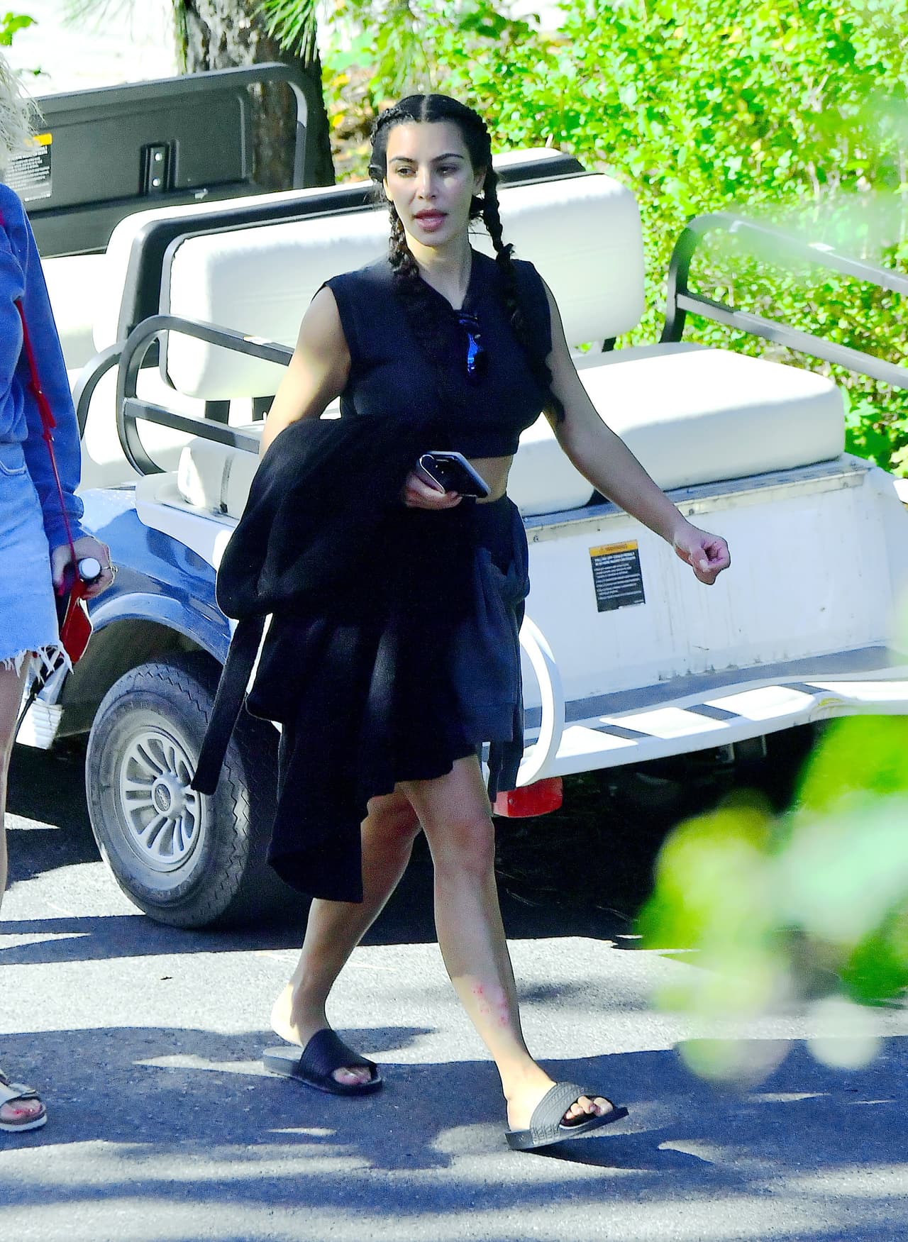 Cabe señalar que 
<b><a href="https://www.univision.com/entretenimiento/a-kim-kardashian-la-criticaron-por-marcas-en-el-rostro-y-su-sincera-respuesta-dejo-sin-palabras-a-mas-de-uno-fotos">Kim Kardashian padece psoriasis</a></b>, una enfermedad en la piel que le fue diagnosticada en 2010, la cual se ha manifestado en la empresaria en momentos que han captado fotógrafos.