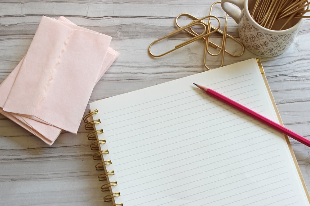 Los pasos que los ángeles me enseñaron son los siguientes:
<br>1. 
<b>Trabajar el amor propio.</b> Para ello, puedes empezar con el siguiente ejercicio: hacer una lista solamente de las cualidades que tienes. No pienses en los defectos.