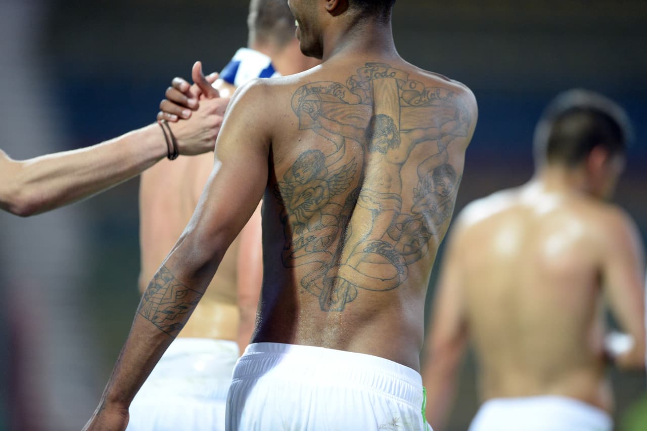 El portugués Nando muestra en su espalda la imagen de Jesús en la cruz, con lo que deja ver su marcada devoción.