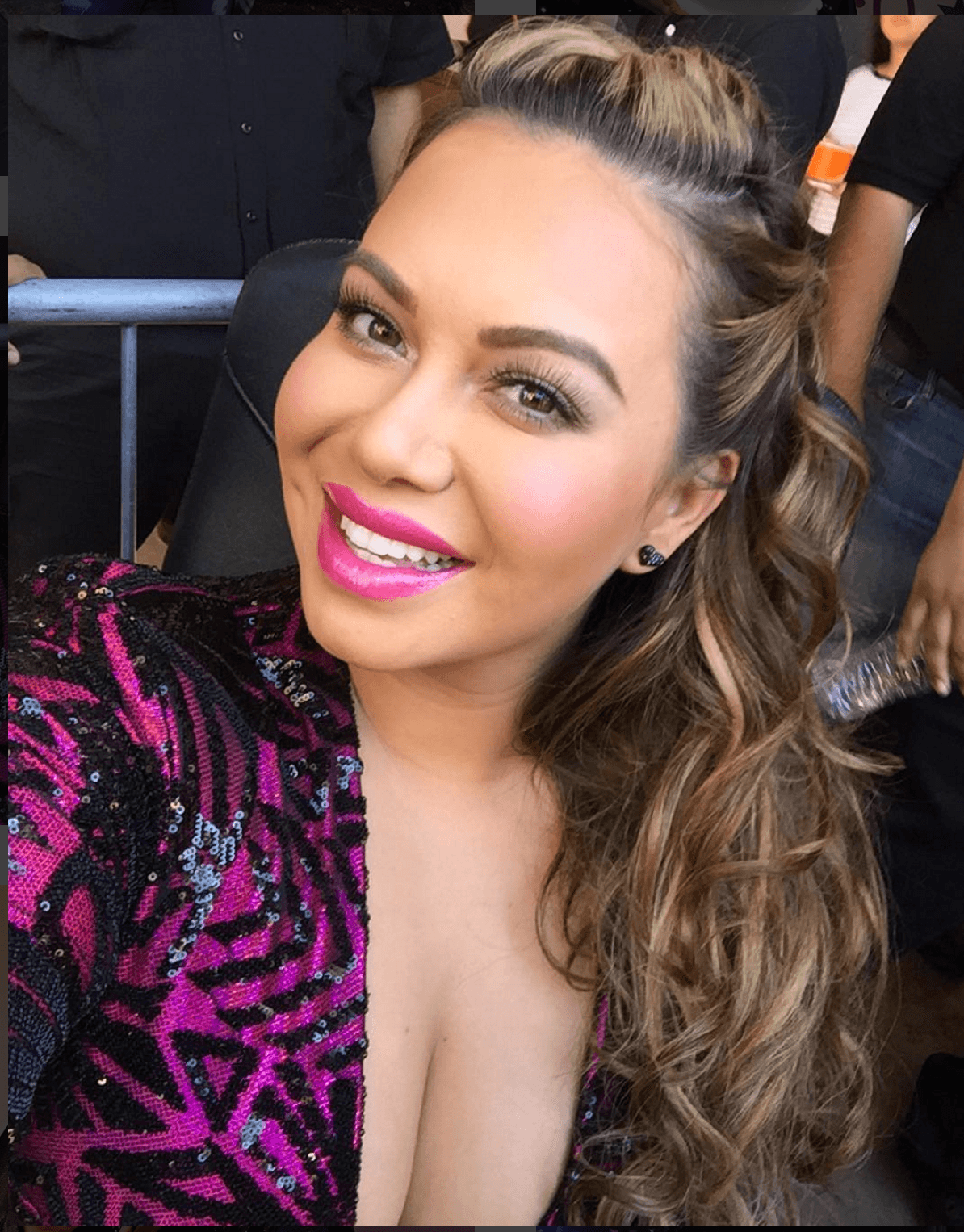 En tanto, la bella Chiquis Rivera con 1.4m seguidores apuesta por deslumbrar con su belleza.