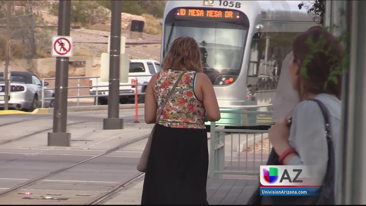 Mujeres acostadas en transporte público en Phoenix