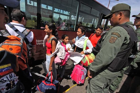 Colombianos deportados desde Venezuela suben a un autobús en san Antonio de Táchira.