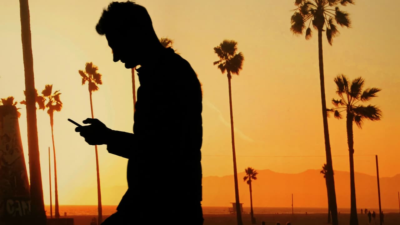 Diego Cárdenas, experto en tecnología, recomienda la aplicación 'Shake Alert LA' para monitorear la actividad sísmica específicamente en la ciudad de Los Ángeles. Explica cómo funciona esta plataforma y otras similares.