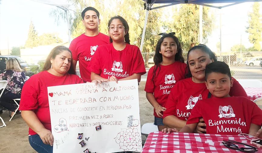 Niños de Fresno abrazan a su abuela mexicana por primera vez en re-encuentro de familias migrantes 