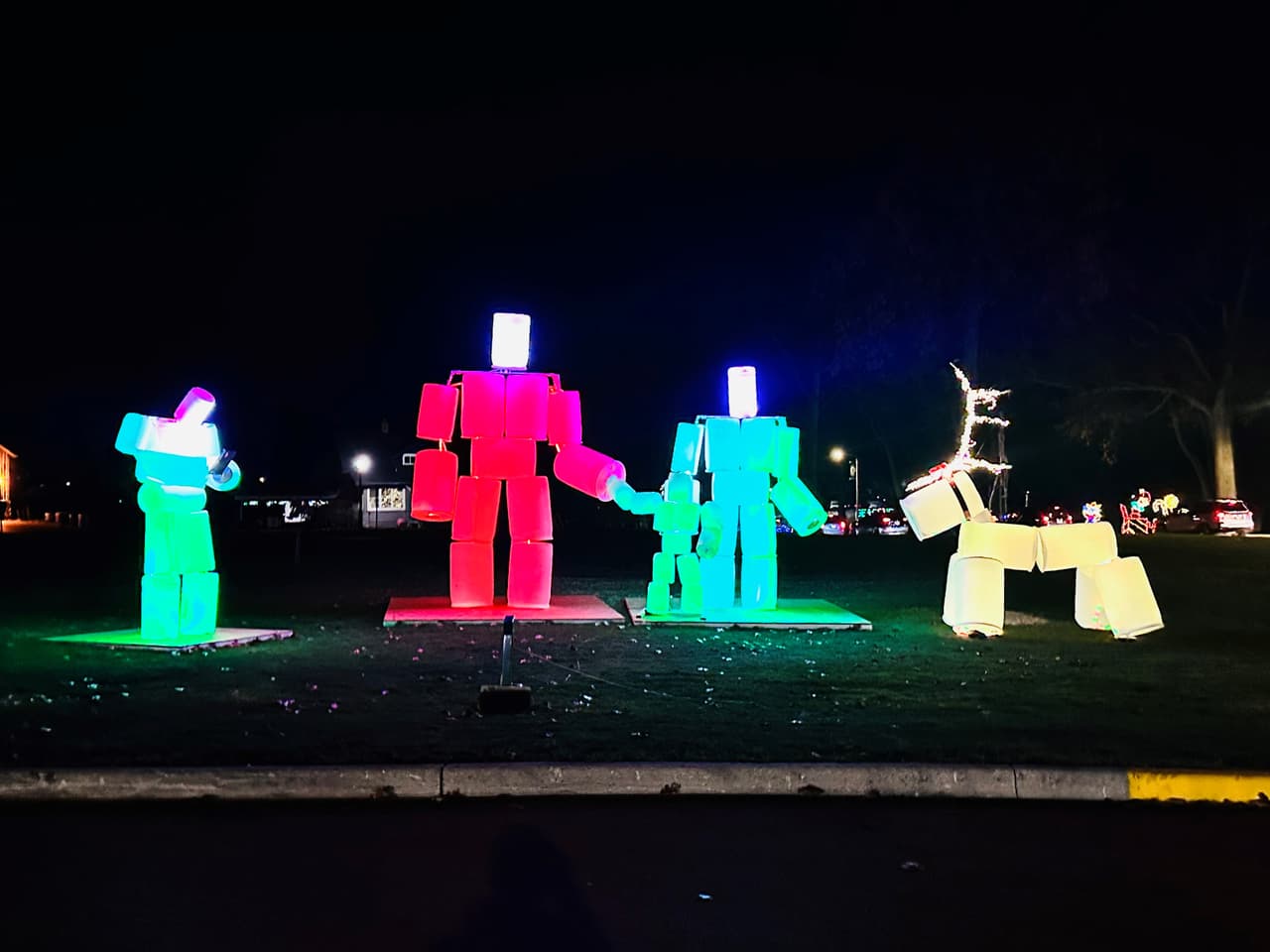 Santa, elfos, renos y otras figuras son parte del recorrido.