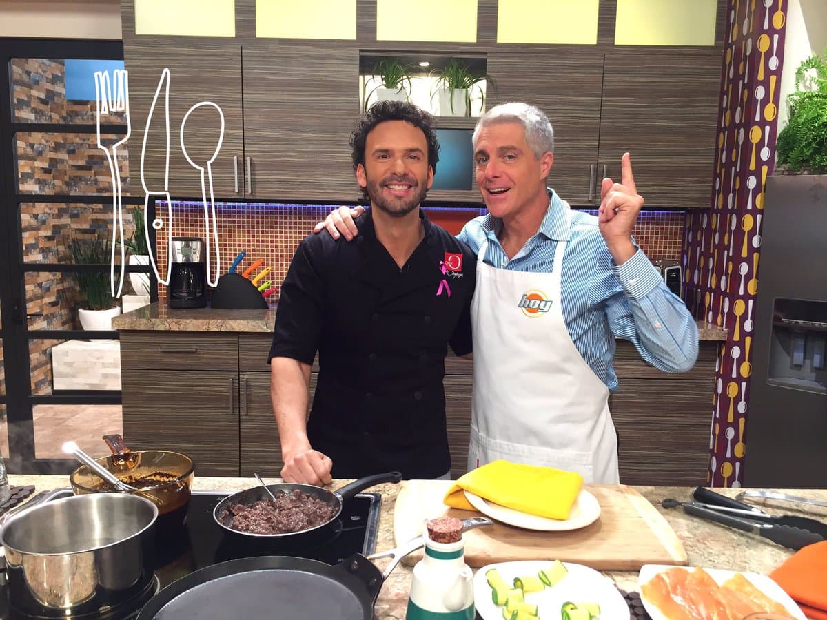 Lisardo estuvo feliz de acompañar al Chef Oropeza en la cocina. Nos prepararon unas sabrosas enmoladas de filetitos de pollo.