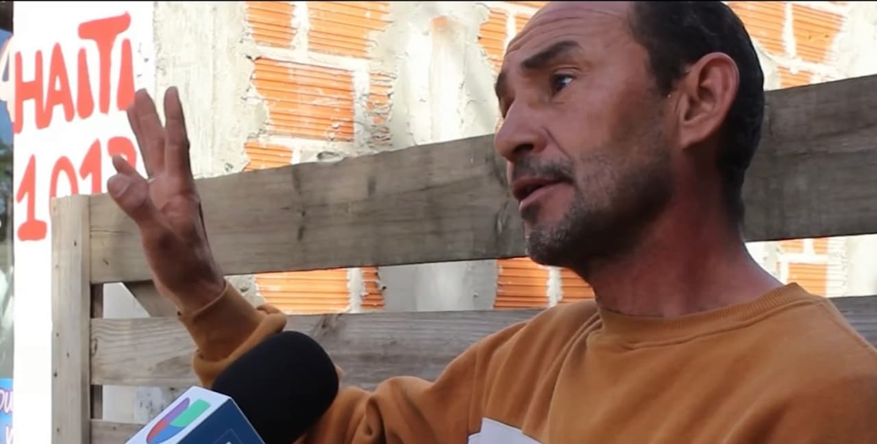 Tras los gritos de la afligida madre, Carlos Fernández, vecino de la familia, se dispuso a ayudar a localizar al pequeño de tan solo 9 días de vida. Mientras buscaba cualquier indicio en esas calles de Argentina, 
<b>un niño se le acercó y le aseguró que había visto a una mujer saliendo de la casa de María Esther con el menor en brazos. </b>
<br>