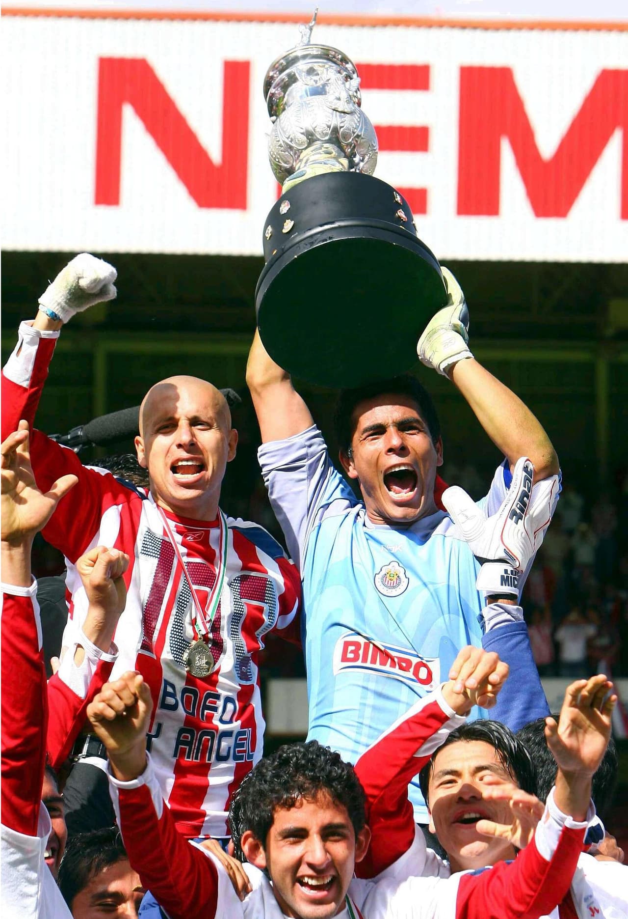 <b>Chivas, otro campeón de repechaje</b>
<br>- ¿Engañoso o justo? Chivas y Toluca jugaron la Final del Torneo Apertura 2006, pero antes, pasaron por el repechaje.
<br>- Sin embargo, los Diablos Rojos fueron cuarto lugar en la tabla general y el Rebaño acabó en octavo puesto.
<br>- Ambos pasaron el repechaje sin problema, llegaron a la Final y ahí se coronó Chivas tras ganar 3-2 en el global en el Nemesio Diez.
