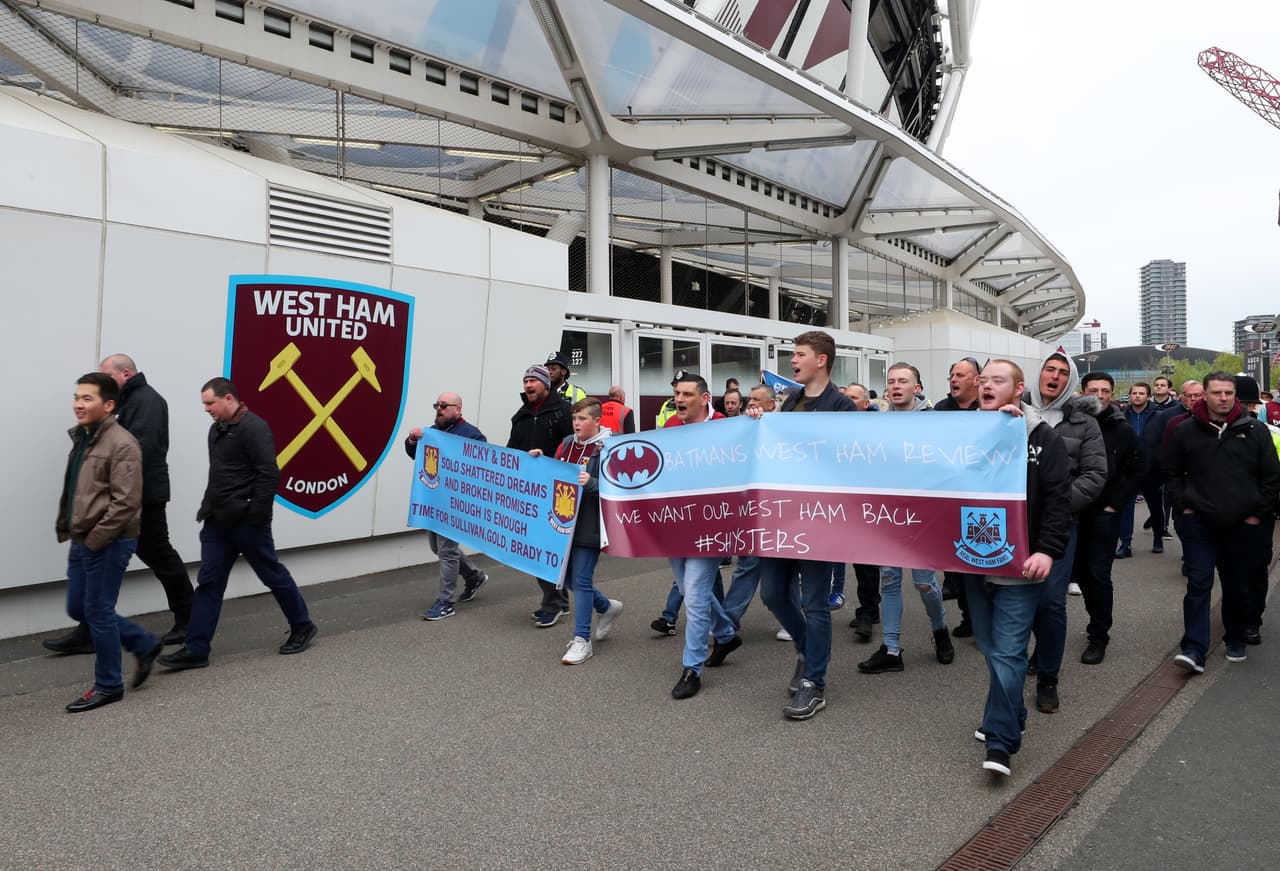 Los ánimos estaban caldeados desde la previa del partido en el estadio Olímpico de Londres. Los aficionados locales llevaban pancartas de protesta por la mala campaña.