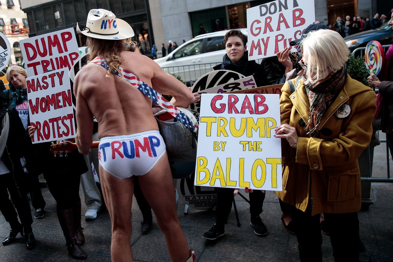 Mientras el Vaquero desnudo hace campaña por Donald Trump frente a la Torre Trump en Manhattan, un grupo de mujeres seguidoras de Hillary Clinton contraataca el mensaje desde allí también.