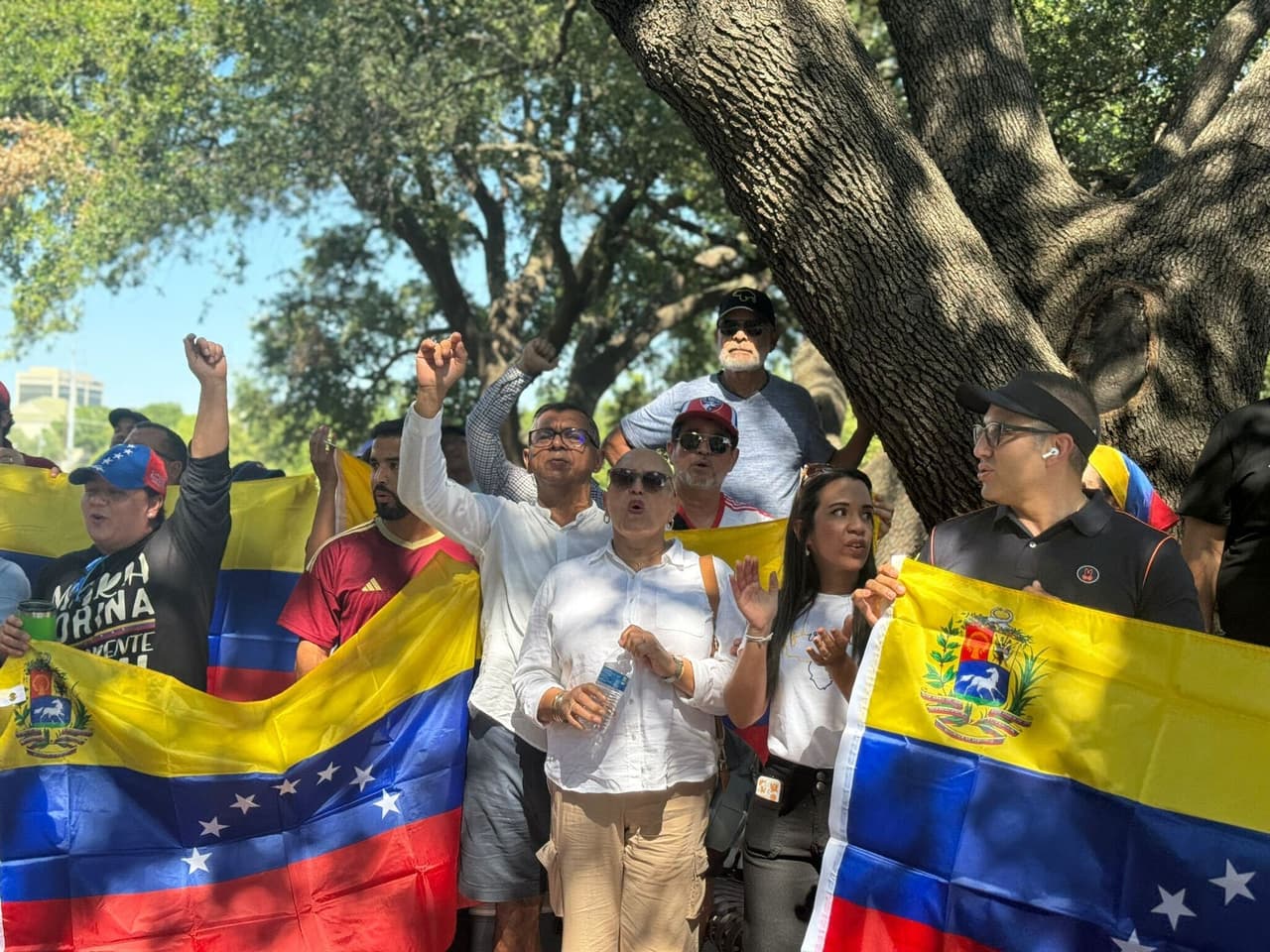 Con pancartas, banderas, y cantos, los participantes en la movilización pidieron libertad para su país y expresaron respaldo a la oposición y a la líder María Corina Machado.