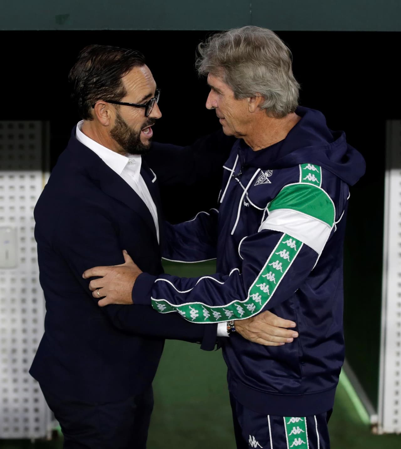 Real Betis golea al Valencia 4-1 durante la Jornada 11 en La Liga. Borja Iglesias, con doblete, ya ponía encima a los béticos en el marcador, pero Gabriel Paulista ya anotaba uno a favor de los Chés y, al final, German Pezzella y Juanmi Jiménez se encargaron de alargar la diferencia y quedarse con la victoria. Guardado ingresó al 63'.