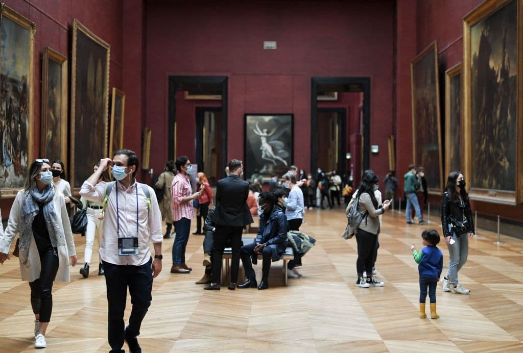 Los visitantes vuelven a las salas del Louvre llevando mascarillas, tras seis meses cerrado.