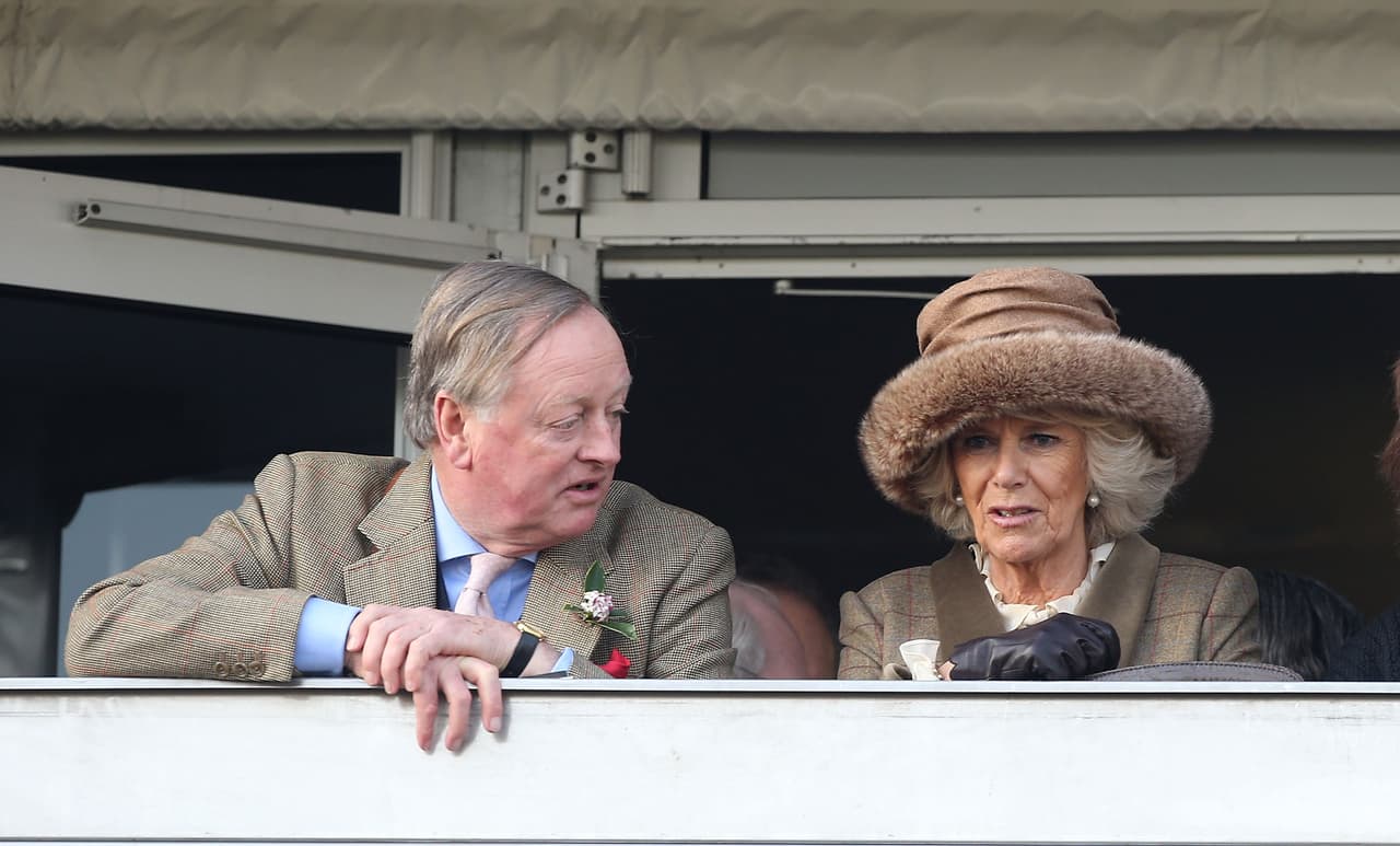 Camilla se casó al poco tiempo con el militar retirado Andrew Parker-Bowles. Él, de hecho, en 1970, jugaba polo en el equipo del príncipe Carlos.