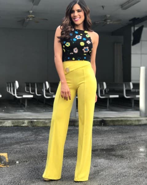 ¡Atrévte a usar el color amarillo! Un pantalón de talle alto como el de Francisca es una excelente alternativa.