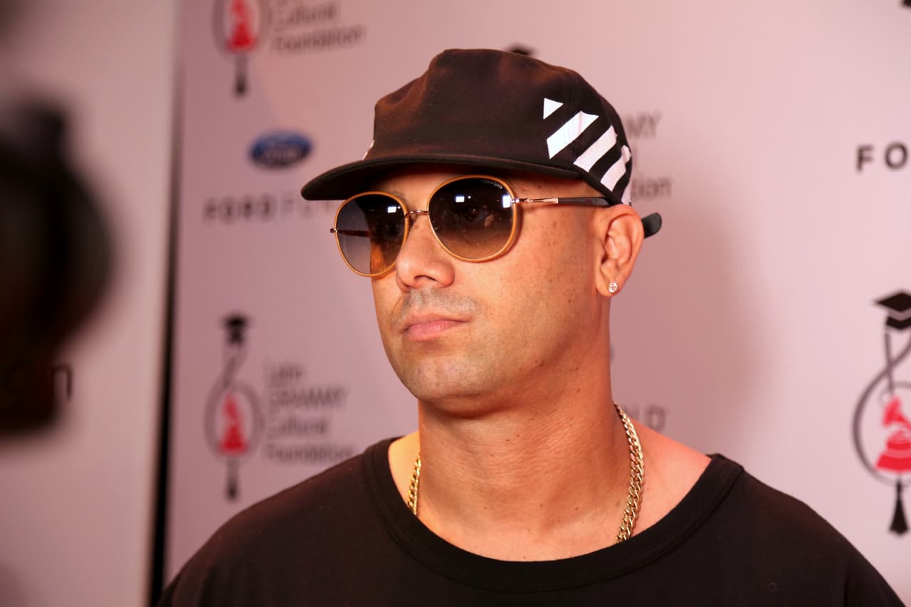 Para mostrar su apoyo al empoderamiento de las mujeres en el reggaetón, el cantante se alió con el director Jessy Terrero para la realización de la 
<b>serie de YouTube 'Bravas', la cual produce Natti Natasha.</b>
<br>