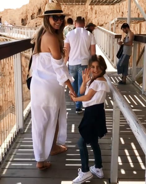 Para Kailey, su mamá es el gran ejemplo a seguir: "Mi hija me ve y a ella le encanta copiar todo lo que yo me hago. Es muy lindo ver esa etapa y recordar también mi infancia" compartió Elizabeth para People en Español.