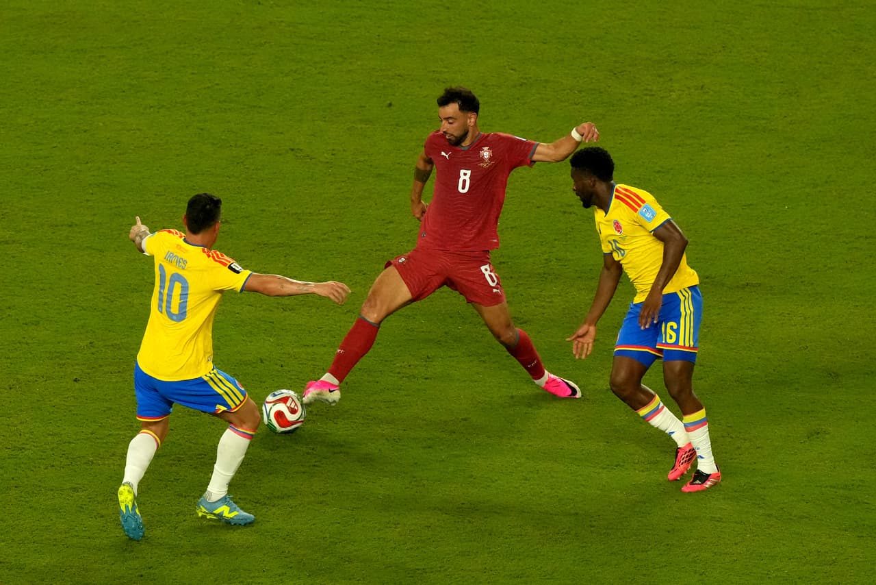 Jugada entre Bruno Fernandes y James Rodríguez