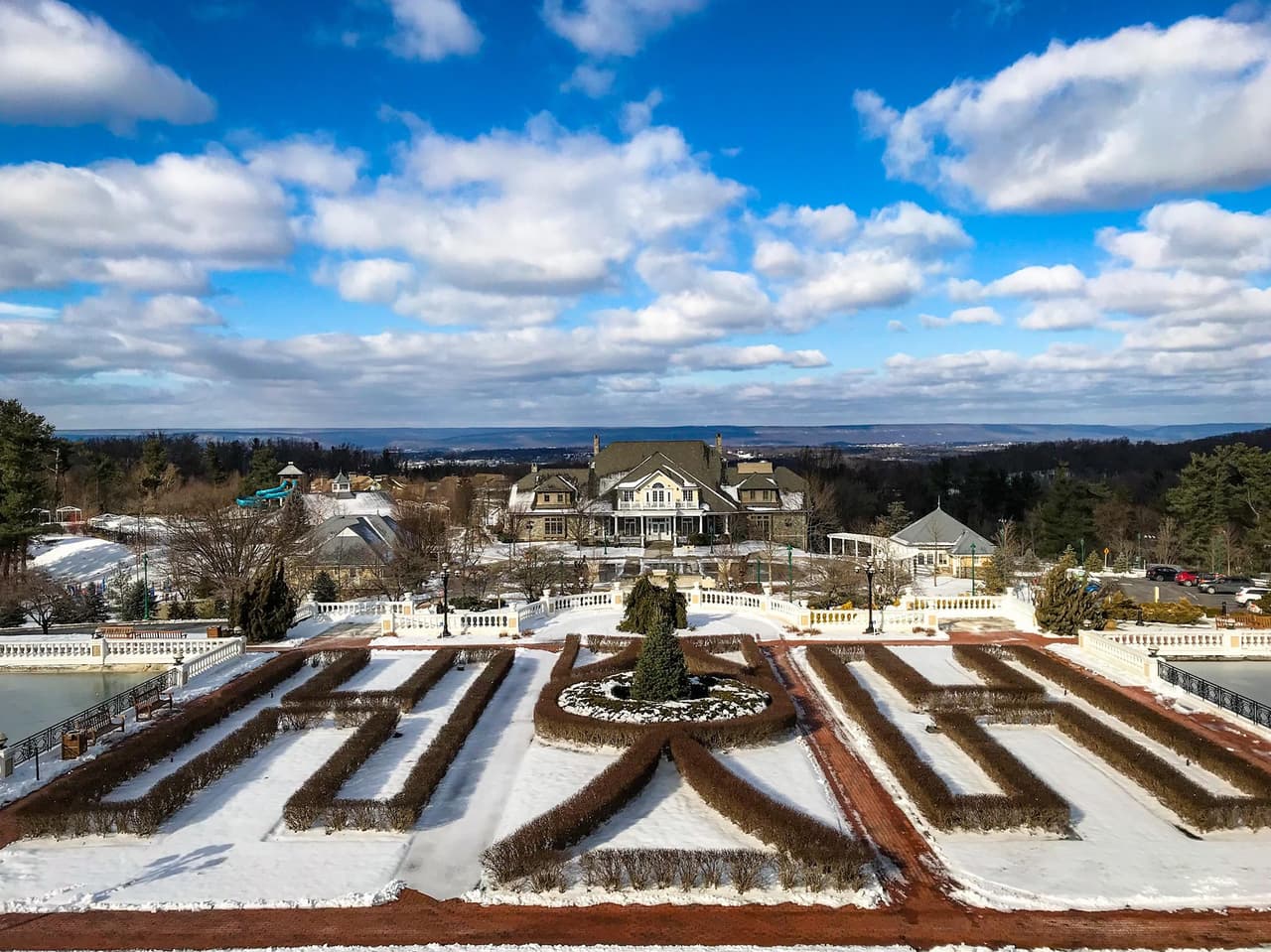 <b>Hershey</b>. Disfruta de una escapada romántica rodeado de las vistas y los aromas del chocolate en el “lugar más dulce de la Tierra” y The Hotel Hershey. Ya sea que se hospeden en una de sus lujosas habitaciones, suites o cabañas, disfrutarán de una cena romántica en el galardonado restaurante insignia del hotel, The Circular, con sus platos inspirados en el cacao y los exclusivos martinis de chocolate, y luego tendrán acceso al lujo total en The Spa en The Hotel Hershey con sus exclusivos tratamientos de chocolate y un masaje o pedicura para parejas.
<br>
<br>
<b><a href="https://goo.gl/maps/ebDMpQGdN1CQLk9i8">Cómo llegar</a></b>