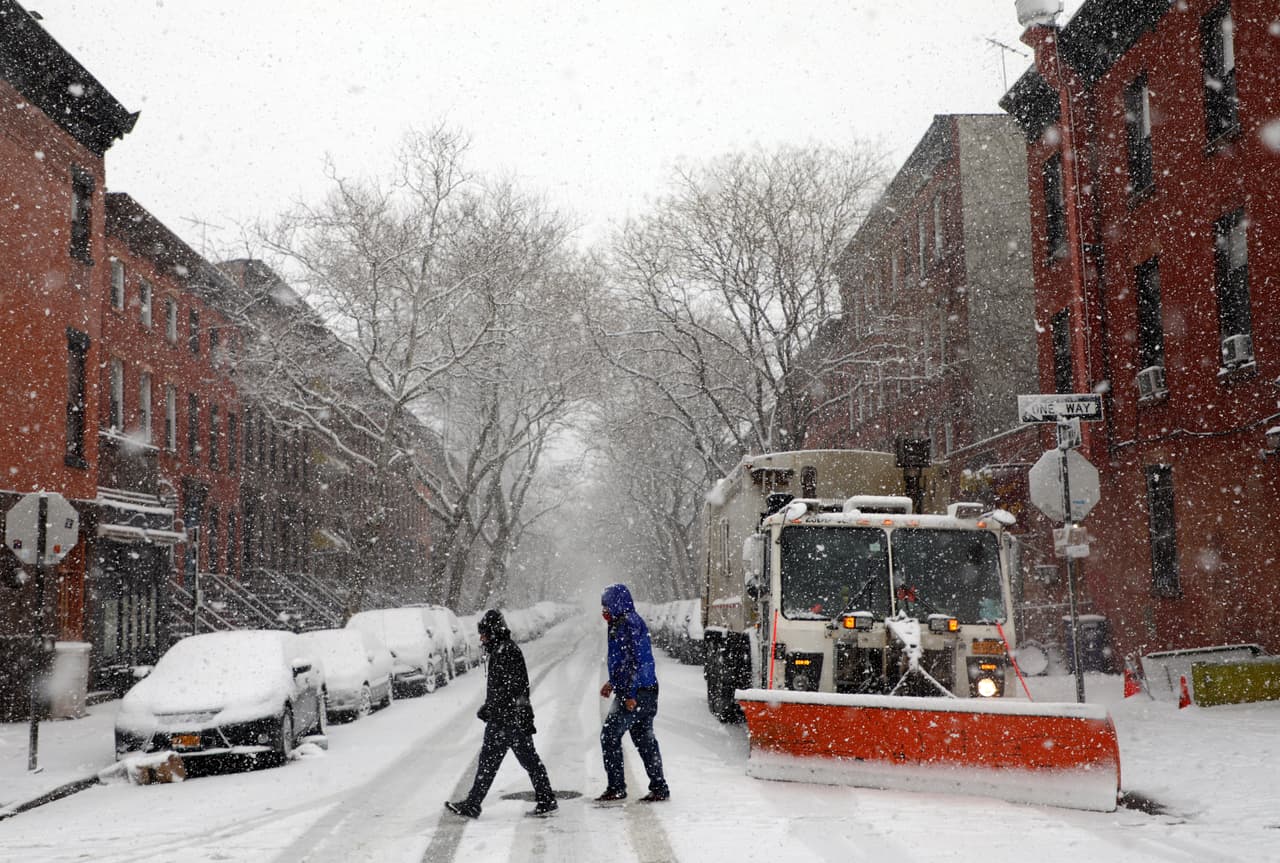 Además, se pide a los aplicantes que presenten
<b>dos fotos pequeñas</b> (de 1.5 pulgadas cuadradas),
<b>dos documentos de identidad originales</b> y
<b>una tarjeta de Seguro Social</b>.