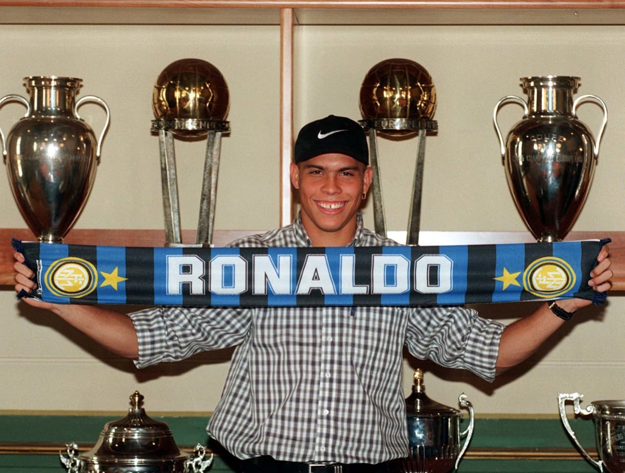 Para la temporada 1997/1998 se puso la playera 
<i>neroazzurra </i>para comenzar un capítulo agridulce en su carrera.