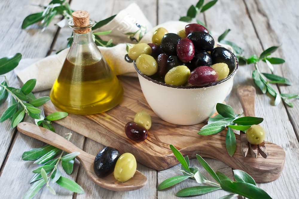 Aceitunas. Debes empezar a diferenciar la variedad de las aceitunas, para la comida italiana las aceitunas más utilizadas son las maduras, es decir no las verdes.