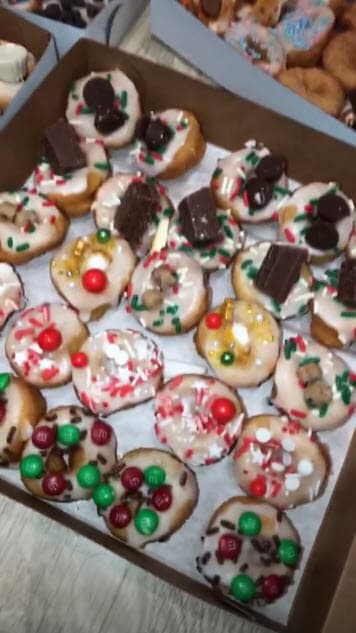 Por otro lado, Kim presumió las decoraciones de las donas navideñas que compró.
<br>