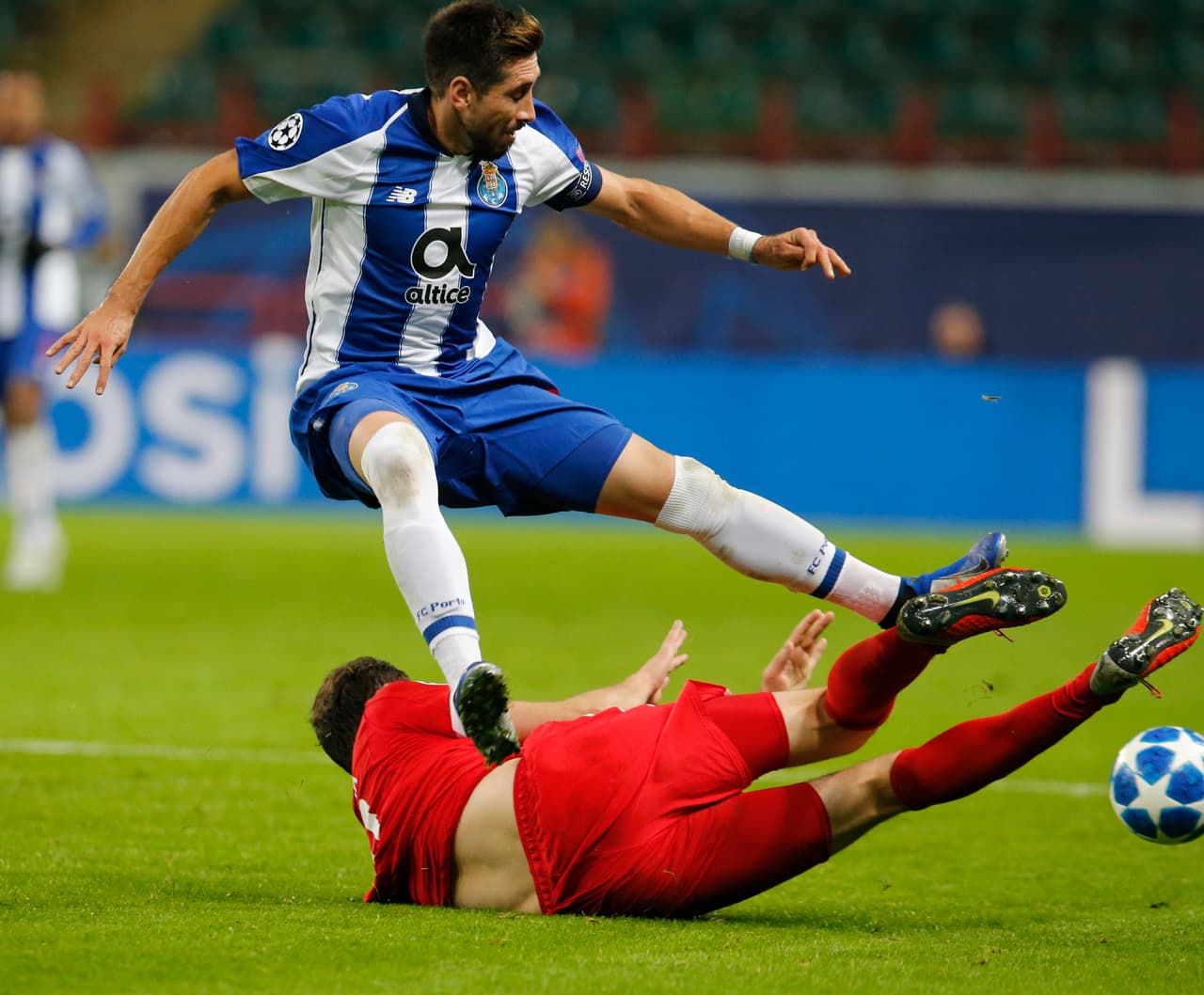 Pero para que un jugador sea ídolo, para que tenga adeptos, seguidores o sea admirado, debe haber razones, un trasfondo. Héctor Herrera, con sus actos en el campo, ha validado la etiqueta.