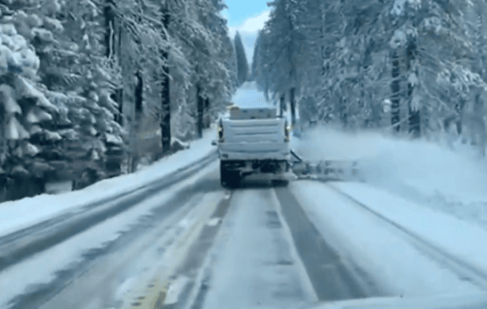 Con las cadenas instaladas, mantén una velocidad moderada de 
<b>entre 25 a 30 millas por hora</b>. Estaciónate en un lugar seguro y quita las cadenas tan pronto como regreses al pavimento seco o lo indiquen los señalamientos.