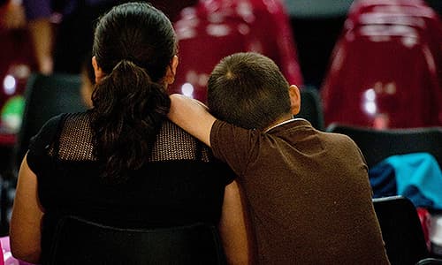 Un niño junto a su madre indocumentada tras ser deportados de Estados Unidos.