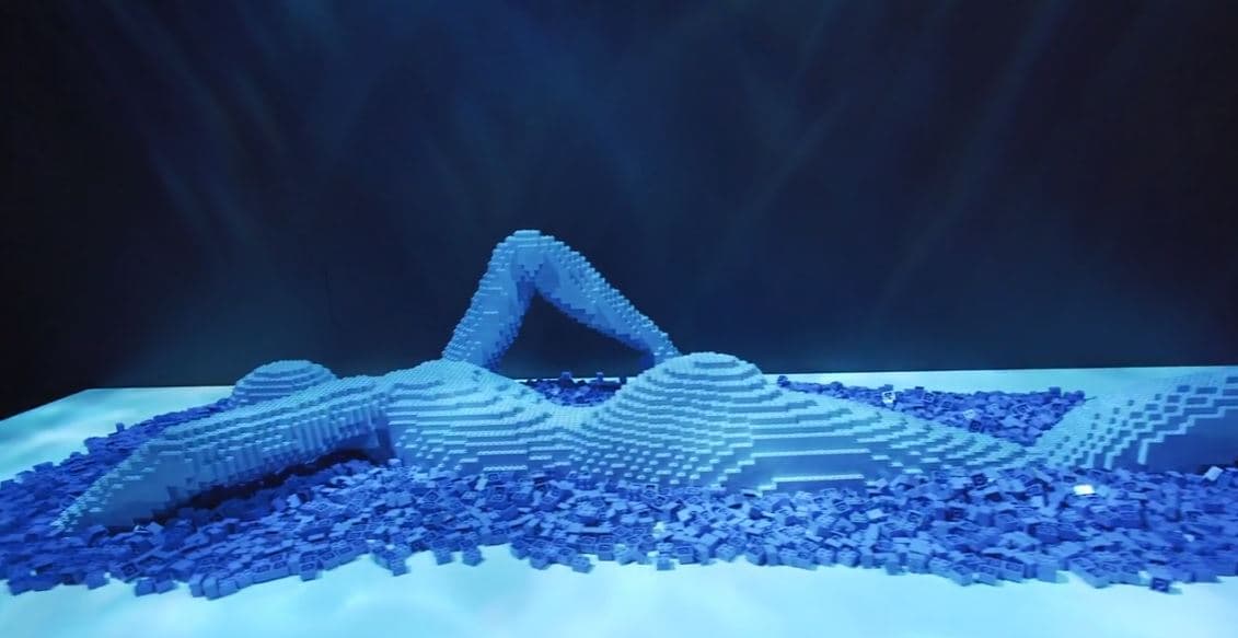 La puesta recrea obras de arte de David de Michelangelo, Starry Night de Van Gogh y Mona Lisa de Da Vinci y creaciones originales de Sawaya que han asombrado a cientos de visitantes desde la inauguración de la exposición en Los Ángeles.