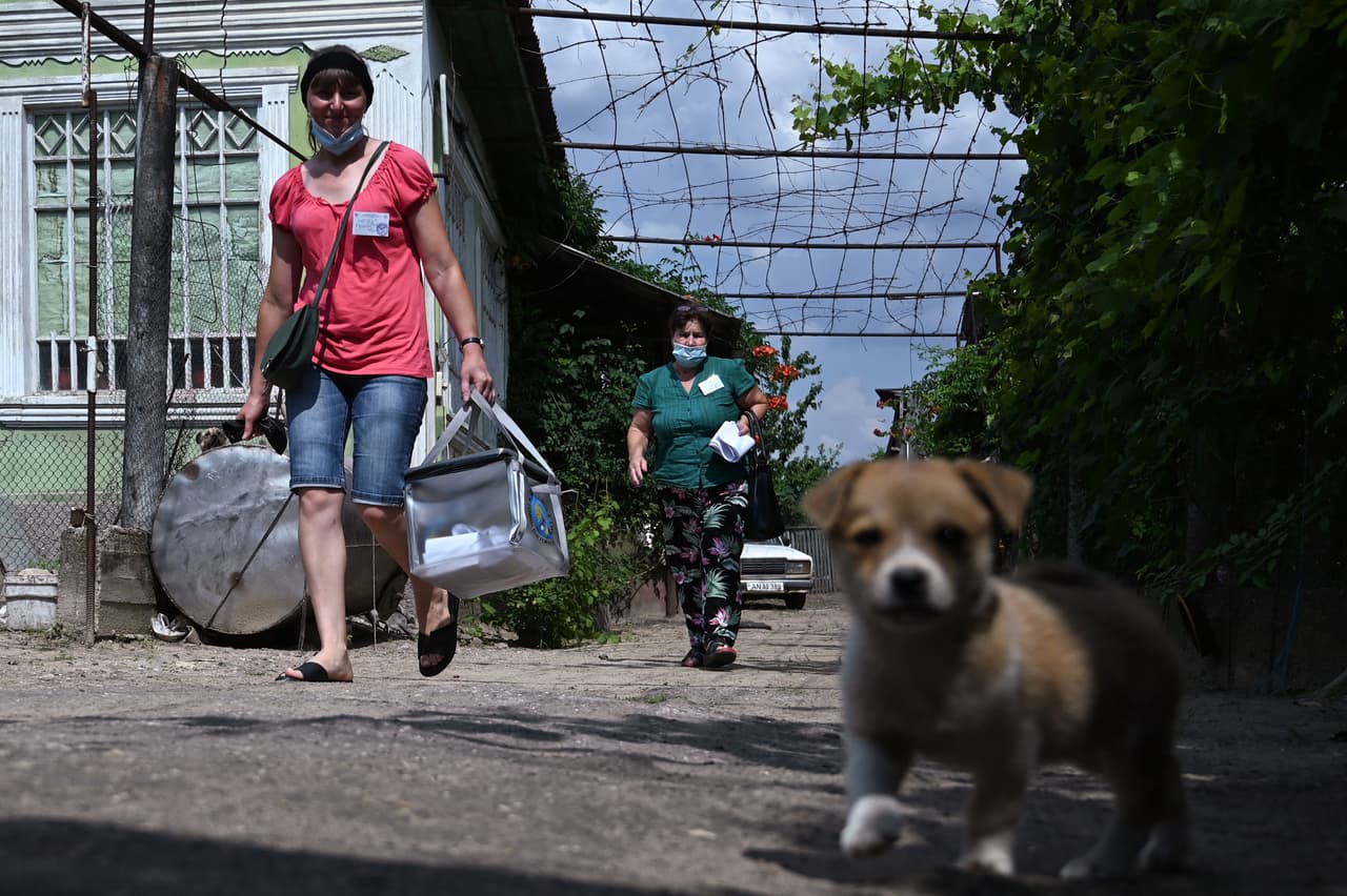 <b>Moldavia</b>
<br>
<br>Refugiados aceptados por Estados Unidos desde 2016: 
<b>1,519</b>
<br>
<br>2016: 465 refugiados aceptados.
<br>
<br>2017: 301 refugiados aceptados.
<br>
<br>2018: 207 refugiados aceptados.
<br>
<br>2019: 120 refugiados aceptados.
<br>
<br>2020: 364 refugiados aceptados.
<br>
<br>2021 (hasta el 30 de abril): 62 refugiados aceptados.
<br>
<br>Este país limita con Rumania y Ucrania y ha perdido casi 
<a href="https://euobserver.com/world/152559#:~:text=According%20to%20an%20analysis%20by,by%20almost%201.5%20million%20people.&text=The%20findings%20show%20that%20Moldova,1950%2C%20if%20the%20trend%20continues."><u>un tercio de su población desde que obtuvo su independencia en 1991</u></a>. Sufre una severa crisis económica impulsada entre otros factores por la corrupción gubernamental. Un gran número de refugiados moldavos vive ahora en Nueva York, que también acogió a muchos ciudadanos que huyeron de la antigua Unión Soviética desde 1983. 
<br>
<br>Como muestran estos datos, la cantidad de refugiados aceptados por Estados Unidos se fue reduciendo desde el comienzo de la administración Trump en 2017 para casi todas las nacionalidades solicitantes.
<br>