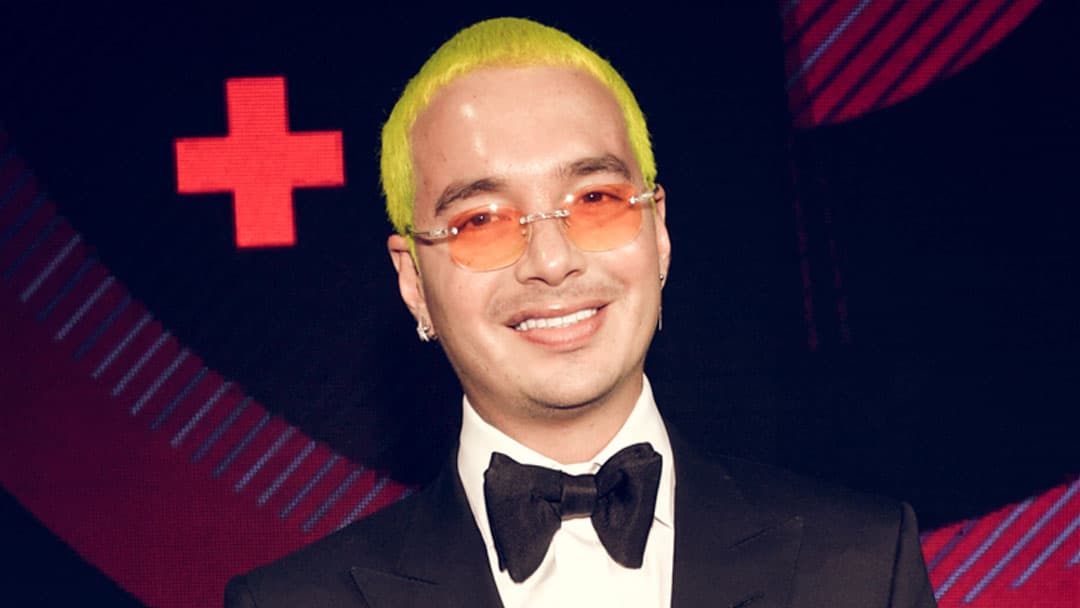 Es por eso que utilizó estas gafas anaranjadas.