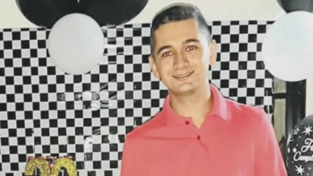 <b>Contactó a su "mejor amigo de infancia", lo secuestró y luego lo asesinó.</b>
<br>
<br>Ricardo Jaimes fue arrestado al quedar vinculado con el asesinato de su amigo de infancia, Nicolás Ayala, de 20 años. El hombre lo apuñaló mortalmente al ver que la familia de la víctima no pagaba por el rescate que exigía.