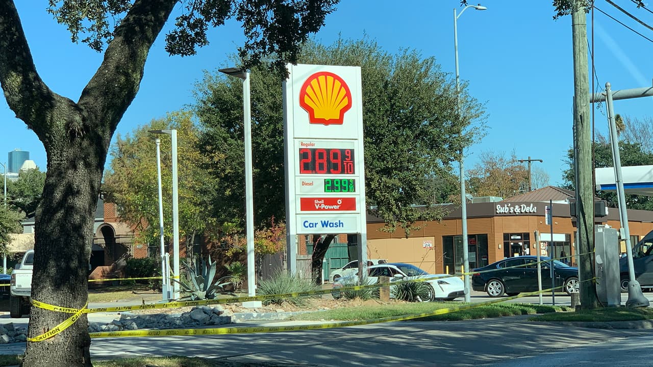 Vaya a una estación de gasolina y llene su tanque. Según expertos, si el tanque está vacío la humedad de adentro se puede congelar y bloquear las líneas. También ese combustible le puede ayudar a mantenerse caliente si se queda varado.
<br>