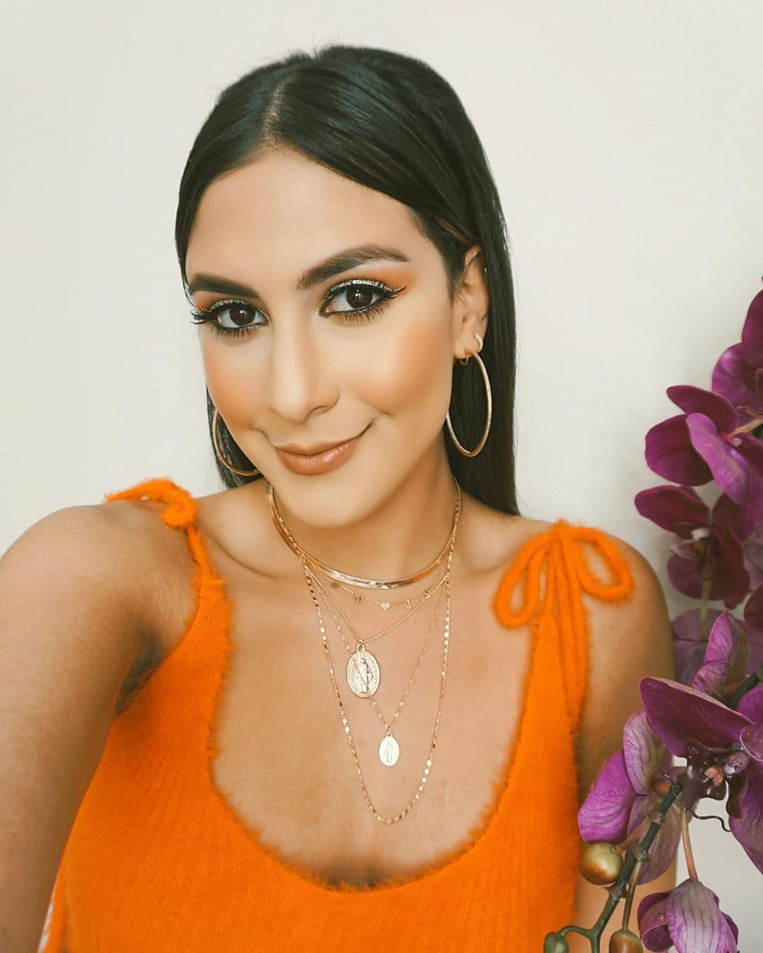 En su look destacó el color naranja: "este viernes nos vestimos de naranja para crear conciencia sobre la violencia con armas".